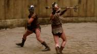 Zvrácený císař vypustil do arény netvora. Obří lidožrout trhá gladiátory na kusy